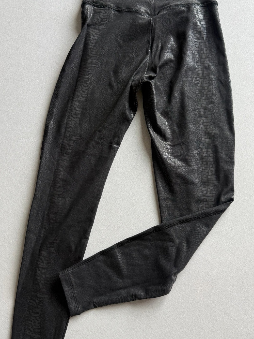 Bombshell Black Croc Embossed Set | Sports Bra M + Leggings S - Picture 4 of 6